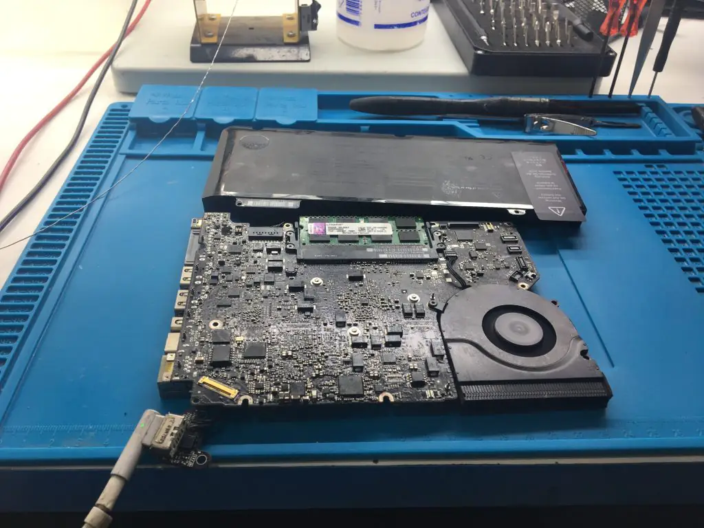 Reparo de Placa lógica de MacBook Pro